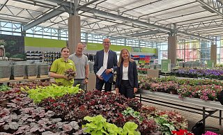 Die neue Auszubildende Leyla Nerger erhält an ihrem dritten Arbeitstag Besuch von ihrem Chef Henry Brockmeyer sowie IHK-Präsident Wolf D. Meier-Scheuven und der IHK-Hauptgeschäftsführerin Petra Pigerl-Radtke. - Uwe Pollmeier