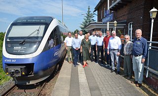 Auf dem Bahnhof Borgholzhausen haben sich Vertreter aus den Kommunen versammelt, die von dem Halbstundentakt der Zugverbindung zwischen Halle und Osnabrück profitieren würden. Darunter die Bürgermeister aus Dissen Eugen Görlitz, aus Borgholzhausen Dirk Speckmann und aus Bad Rothenfelde Klaus Rehkämper. Sie haben im Bahnhofsgebäude am Runden Tisch der Inititiative "Haller Willem" teilgenommen, die seit Jahren den Halbstundentakt vorantreibt. - Ekkehard Hufendiek