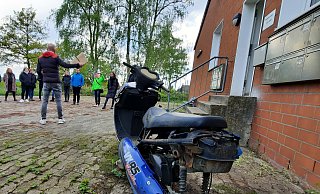 Vergangenes Jahr besuchte Steinhagens zuständiger politischer Ausschuss das marode Wohnheim für Geflüchtete und Obdachlose an der Patthorster Straße. Wem der demontierte Motorroller gehörte, klärte sich nicht. - Jonas Damme