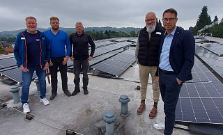 Haustechnikleiter Karsten Koch (v.l.), Arne Fischer und Jan Fischer von Geoplex-PV, Einrichtungsleiter Christoph Langewitz und Geschäftsführer Dennis Schwoch auf dem Dach des DRK-Hauses Ravensberg mit der PV-Anlage. - Claus Meyer