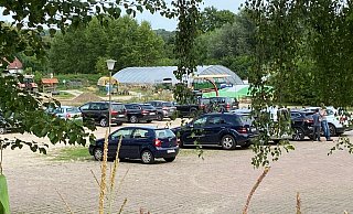 Der Parkplatz bei Bauer Bernd einen Tag nach dem tragischen Vorfall: Am Freitag besuchten bereits wieder einige Familien den Hof in Borgholzhausen. Nun pausiert der Betrieb zwei Tage lang. - Matthias Foede