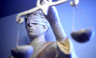 Die Angeklagte war erst vier Wochen vor der Attacke in Halle vom Amtsgericht Gütersloh zu 16 Monaten Gefängnis verurteilt worden. - picture alliance / dpa