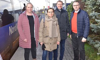 Treffpunkt Bahnhof: Über die Zukunft des Haller Willems sprachen mit Kathrin Redeker (links) und Ulrich Erhardt (rechts) von der Nordwestbahn Helga Lange von der Initiative und Bürgermeister Dirk Speckmann. - Andreas Großpietsch