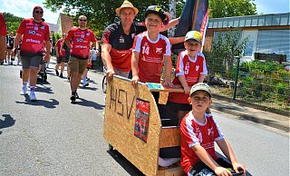 Die Sportfreunde Loxten ziehen mit zahlreichen Vereinen und Gruppen durch den Ort. Hier sind die Teilnehmer aus Hesselteich. - Ekkehard Hufendiek
