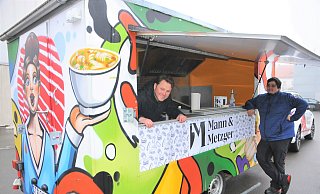 Gastronom Denis Mann, hier mit Alex Heese vom Autohaus Ford Hagemeier, hat einen Stellplatz für seinen Foodtruck gefunden. - Frank Jasper