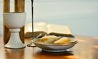 Jugendliche erhalten bei der Konfirmation das Abendmahl. - Pixabay