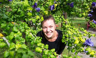 Juliane Römisch hat viele bunte Ecken mit reichlich Obst in ihrem Garten in Versmold. - Andre Schneider