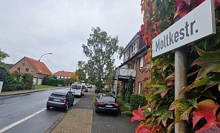 Auf der Moltkestraße gilt Tempo 30 und rechts vor links. Bürgermeister Thomas Tappe wünscht sich den alten Verkehrsfluss zurück, vor allem zugunsten der Rettungsdienste. - Uwe Pollmeier