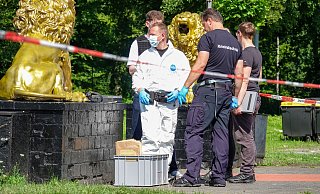 Direkt vor den goldenen Löwen vor der Brackweder Disco Prime fand die Messerattacke statt. - Paul Brinkmann