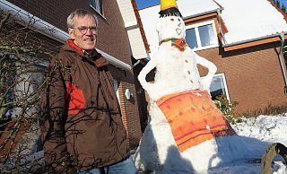 Vier Meter hoch ist die Schneefrau, die Udo Stoppenbrink innerhalb von vier Tagen errichtet hat. - Alexander Heim