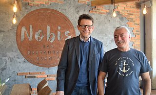 Alexander Luttermann (l.) hat das Nobis zum 1. April an Kemal Ari übergeben. Der hat bereits in Steinhagen jahrelang ein Grill- und Pizza-Restaurant geleitet. - Mareike Patock