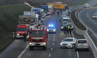 Auf der Autobahn 33 kommt es immer wieder zu Unfällen, zuletzt in der Nacht zum vergangenen Freitag. Viele Autofahrer, die Zeuge eines Unfalls werden, sind unsicher, wie sie sich in so einer Situation auf der Schnellstraße verhalten müssen. Unser Foto zeigt symbolhaft eine Szene aus dem Jahr 2019. - Rolf Uhlemeier