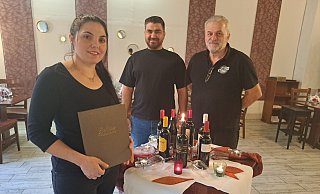 Im Februar 2024 hatte Stella Apostoledis (v. l.) mit ihrem Mann Tasios Evagelos das Almani übernommen und ihm ihren Namen gegeben. Almani-Wirt Theo Ioannidis sprang nun ein, als das Restaurant in Schieflage kam. - Silke Derkum-Homburg