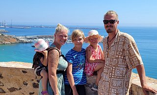 Patchwork-Familie Brömstrup wohnt auf einem Boot: Nesthäkchen Malia (2, v.l.), Mutter Denise (31), Sohn Marlon (12), Tochter Marielle (5) und Vater Jonathan (32). - Denise Brömstrup