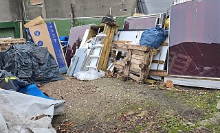 Das Grundstück ist im vorderen Bereich beinahe komplett mit Bauteilen, Kartons und Müllsäcken bedeckt. - Silke Derkum-Homburg