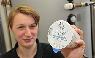 Johanna Althöfer mit einem Becher des neuen Dorfmilch-Produktes. Aktuell produziert die Molkerei in Brockhagen einmal pro Woche aus 500 Litern Milch Joghurt. - Frank Jasper