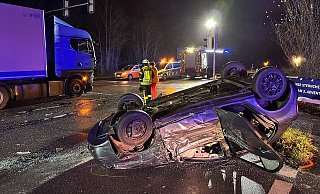 Ein Auto und ein Lkw sind am Montagnachmittag zusammengestoßen. Das Auto landete auf dem Dach. - Feuerwehr Steinhagen