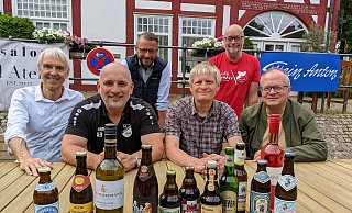 Stehen für das 28. Bierfest in Werther in den Startlöchern: Ulrich Kullak von der Werbegemeinschaft (v. l.), Alex Bräuer vom TuS Langenheide, Michael Töppich von der Werbegemeinschaft, Michael Huxohl von der HSG Werther-Borgholzhausen, Olaf Heidemann vom SV Häger und Matthias Nowak vom BV Werther. - Anja Hanneforth