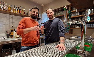 Inhaber Ilija Travica (r.) und Pizzabäcker Mazen Jazmati freuen sich auf die Gäste. - Uwe Pollmeier