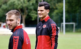 Dimitrios Nemtsis (r.) bekommt im März eine schwer Lungenentzündung und muss dreimal operiert werden. Knapp sechs Monate später steht er schon wieder auf dem Fußballplatz. - SC Peckeloh