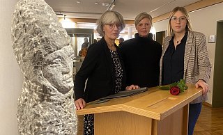 Gleichstellungsbeauftrage Bettina Ruks (v. l.), Standesbeamtin Uta Möller und Bürgermeisterin Sarah Süß hatten die Gedenkfeier für die ermordete Steinhagenerin Marion S. im Rathaus gestaltet. - Frank Jasper