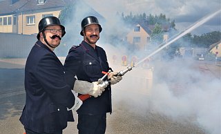 Demonstration eines historischen Brandeinsatzes: Torben Walter (l.) und Thorsten Babbel tragen zur Schau einen zeitgemäßen Oberlippenbart. - Ekkehard Hufendiek