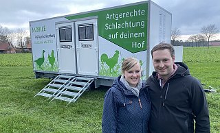Laura und Dominik Kleine-Knetter vor ihrem neuen Geflügelschlachtmobil. Die Weidehähnchen werden von der Wiese direkt dort hineingereicht. Damit werden den Tieren weite Wege und Stress erspart. - Tasja Klusmeyer, HK