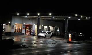 Der vermummte Täter betrat am Dienstagabend um 20.33 Uhr die Avia-Tankstelle in Steinhagen-Brockhagen. - Frank Jasper