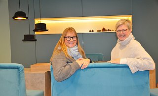 Martina Hartsieker (l.) und Uta Möller im Steinhagener Trauzimmer "Wolke 7". - Frank Jasper