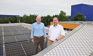 Werkleiter Michael Sanke (l.) und Betriebsleiter Jens Wollschläger auf dem Dach des Neubaus in Steinhagen-Brockhagen. Im Hintergrund ist das Ende 2023 in Betrieb genommene Hochregallager zu sehen. - Frank Jasper