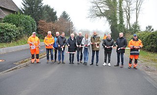 Steinhagens Bürgermeisterin Sarah Süß, Landrat Sven-Georg Adenauer und weitere Beteiligte geben die Vennorter Straße für den Verkehr frei. - Frank Jasper