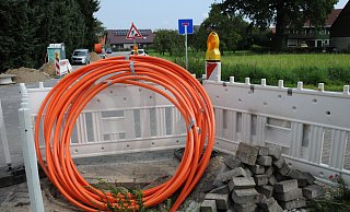 Vielerorts werden aktuell Glasfaserkabel verlegt. In Steinhagen sind gleich mehrere Unternehmen damit beschäftigt. - Anja Hanneforth