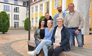 Laden ins Steinhagener Schlichte-Carree ein: Maida und Ilias Ntinos vom Steinhäger Häuschen (v. l.), Carina und Ruim Budzaku (La Fucina) sowie Annette und Thomas Uhlemeyer (Weine Uhlemeyer). - Frank Jasper
