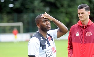 Mzo Mthembu (l.) sorgte am Sonntag beim SC Peckeloh für Gesprächsstoff und verwunderte Blicke unter den Zuschauerinnen und Zuschauern. - Dennis Bleck