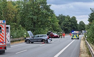 Die Unfallstelle auf der Theenhausener Straße. das Auto des Unfallverursachers kam erst hinter der Kurve zum Stehen. - Uwe Pollmeier