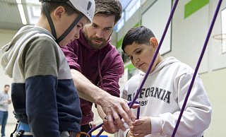 Zahlreiche Grundschüler nutzten den Tag der offenen Tür, um die Gesamtschule kennenzulernen. Dabei ging es auch an der Kletterwand der Turnhalle in luftige Höhen. - Gesamtschule Halle