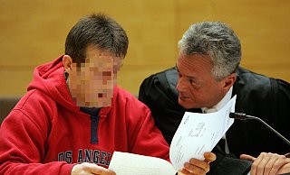 Der Angeklagte (l.) im Gespräch mit seinem Strafverteidiger Peter Wüller. Vor dem Gericht schwieg Werner B. - Wolfgang Rudolf