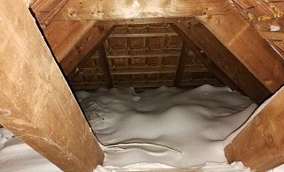 Der Wind hat die Flocken durch die Dachziegeln gedrückt. Viele Dachboden verwandelten sich in eine Schneelandschaft. - Melanie Wigger