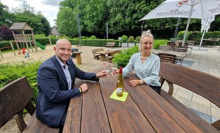 Die Pächter Madlen Kunze und ihr Bruder Marcel Müller freuen sich auf die Saison im erweiterten Biergarten am Grünwalde. - Uwe Pollmeier