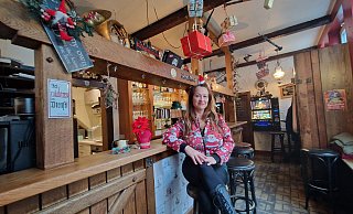 Havva Bilgic freut sich schon auf die Weihnachtsstimmung an Heiligabend und an den beiden Weihnachtsfeiertagen in der Kneipe Haller Altstadt. - Uwe Pollmeier