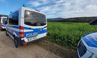 Eine Hundertschaft der Osnabrücker Polizei war auch am 5. November 2024 in Dissen-Aschen vor Ort, um nach dem vermissten 90-jährigen Mann aus Borgholzhausen zu suchen. - Claus Meyer