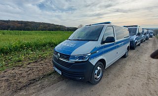 Eine Hundertschaft der Osnabrücker Polizei war auch am 5. November 2024 in Dissen-Aschen vor Ort, um nach dem vermissten 90-jährigen Mann aus Borgholzhausen zu suchen. - Claus Meyer