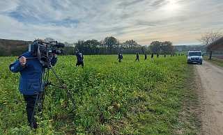 Kameramann Michael Kluge vom WDR filmt Polizisten ud Polizistinnen der Osnabrücker Hundertschaft, die auf einer Wiese in Dissen-Aschen nach dem vermissten 90-jährigen Mann aus Borgholzhausen suchen. - Claus Meyer