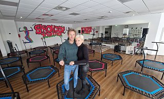 Claudia Dammeier (Fitnesstrainerin und Heilpraktikerin auf dem Gebiet der Physiotherapie) hat ihr Künsebecker Jumping Studio in den Haller Sportpark verlegt. Ehemann und Ex-Fußballprofi Detlev Dammeier hat bei der Einrichtung mitgeholfen. - Uwe Pollmeier