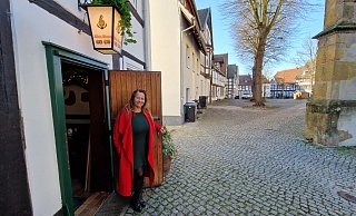 Wirtin Havva Bilgic schließt während des Nikolausmarkts auf dem angrenzenden Kirchplatz lieber schon um 17 Uhr, um möglichem Ärger mit dem Ordnungsamt aus dem Weg zu gehen. - Uwe Pollmeier