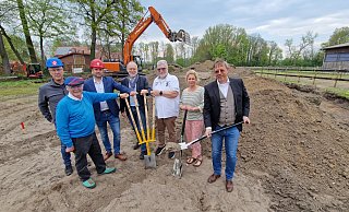 Klaus Hagemann (Twelmeier, v. l.), Wolfgang Otterpohl (Vorstand Odilia), Andre Schmedkord (Geschäftsführer Twelmeier), Michael Pappert (Architekt), Rainer Pfeifer (Einrichtungsleiter), Filomena Hollmann (Leitung Kinder- und Jugendbereich) und Stefan Klose (Projektleiter Expertise 8 aus Lippstadt). - Uwe Pollmeier
