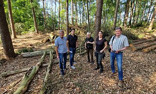 Friedrich Bußmann (v. l.), Kai Bußmann, Vogelexperte Andreas Bader, Dr. Birgit Lutzer (BUND) und Ulrich Fälker im betroffenen Waldstück. - Uwe Pollmeier
