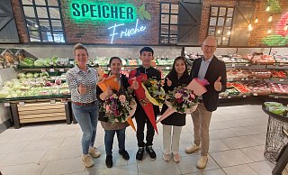 Silvia und Oliver Speicher begrüßen ihre drei neuen philippinischen Auszubildenden Kriz Alethea Manalo (v.l.), June Angelo Jacinto und Michaelle Benban Mondido. - Uwe Pollmeier