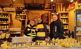Der Borgholzhausener Imker Christian Jockheck und seine Partnerin Corinna Goldbeck sowie seine Schwester Anne-Katrin Lemper versorgen die Besucher und Besucherinnen des Bielefelder Weihnachtsmarkts mit Honig. - Privat
