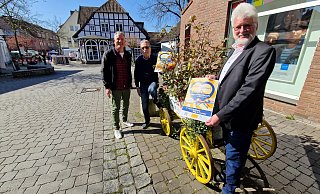 Timo Klack (Stadtmarketing, v. l.), Frank Hofen (Kauf im Ort) und Dieter Büsselberg (HIW-Vorsitzender) freuen sich auf die Veranstaltungen in diesem Jahr. - Uwe Pollmeier